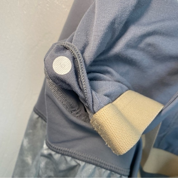 Lululemon Venus Tank Blazer Fossil / Fossil Material: Luxtreme, Swift size:6 - Picture 13 of 13